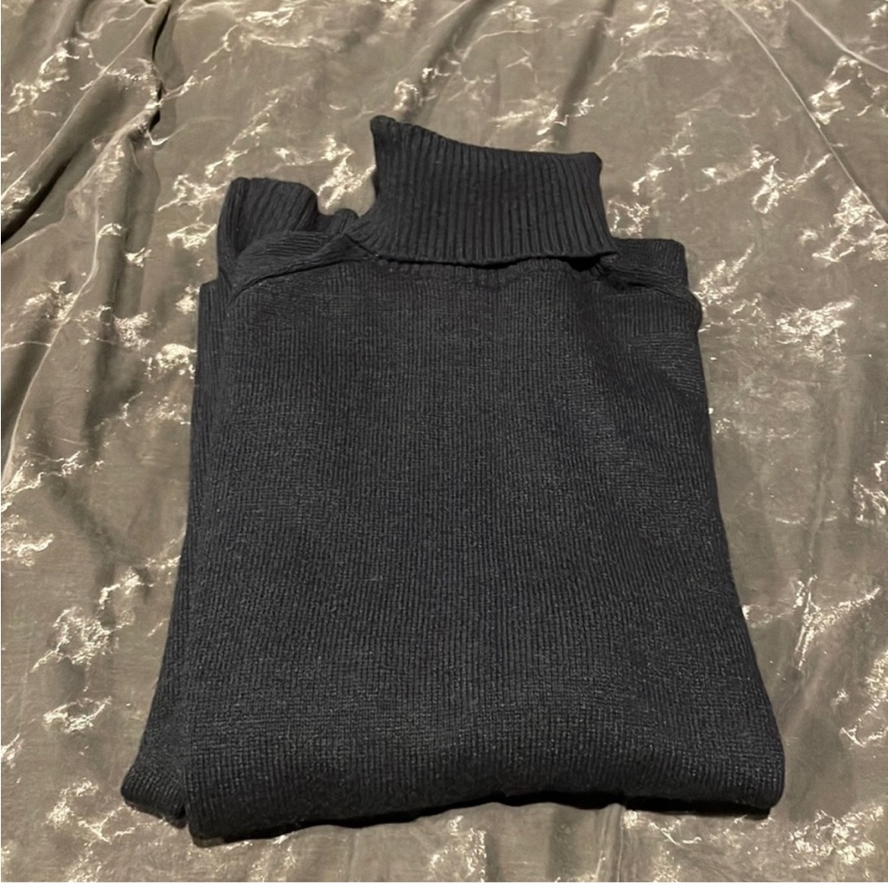 Navy H&M turtleneck sweater